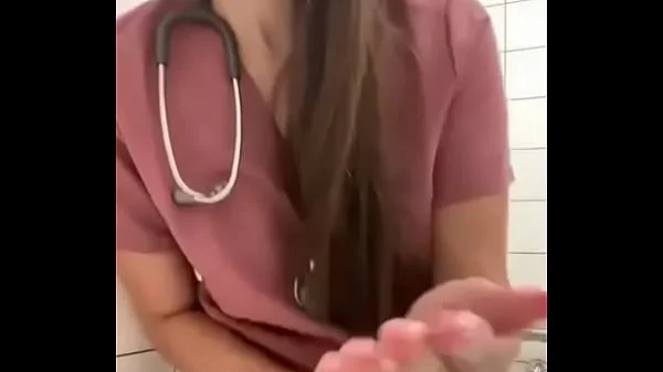 enfermera se masturba en el baño del hospital